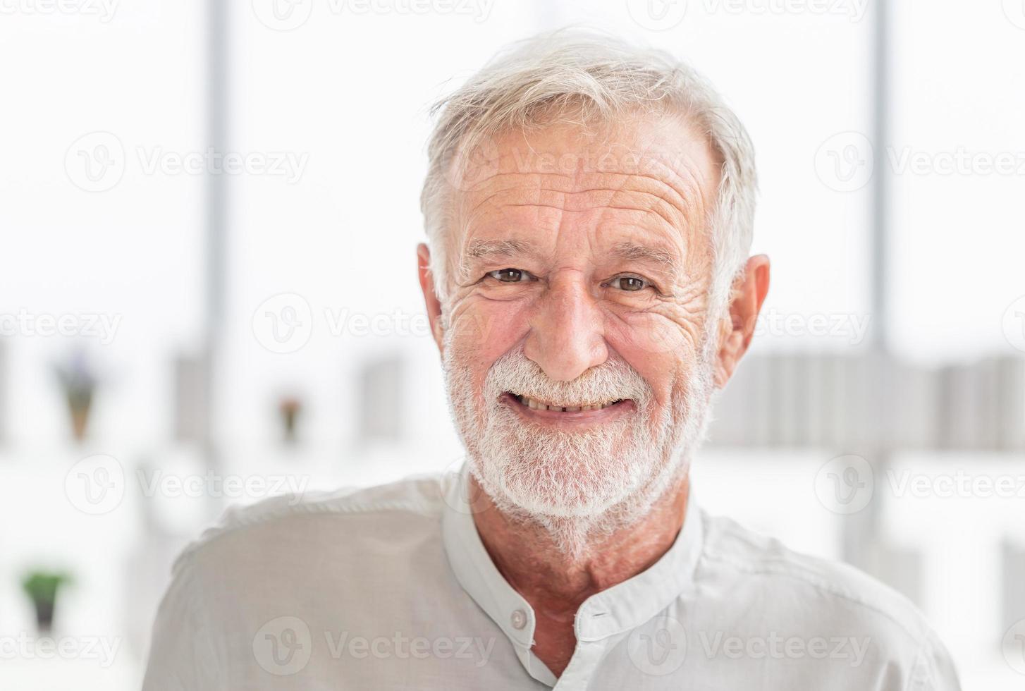 portret van een gelukkige senior man die naar de camera kijkt, glimlachend oudere blanke oude man foto