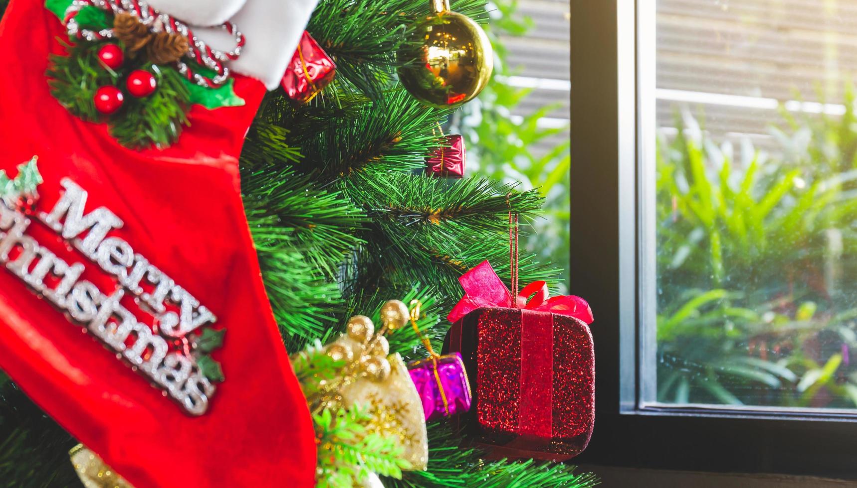 kerstboom met versieringen, woonkamer ingericht voor kerstmis foto