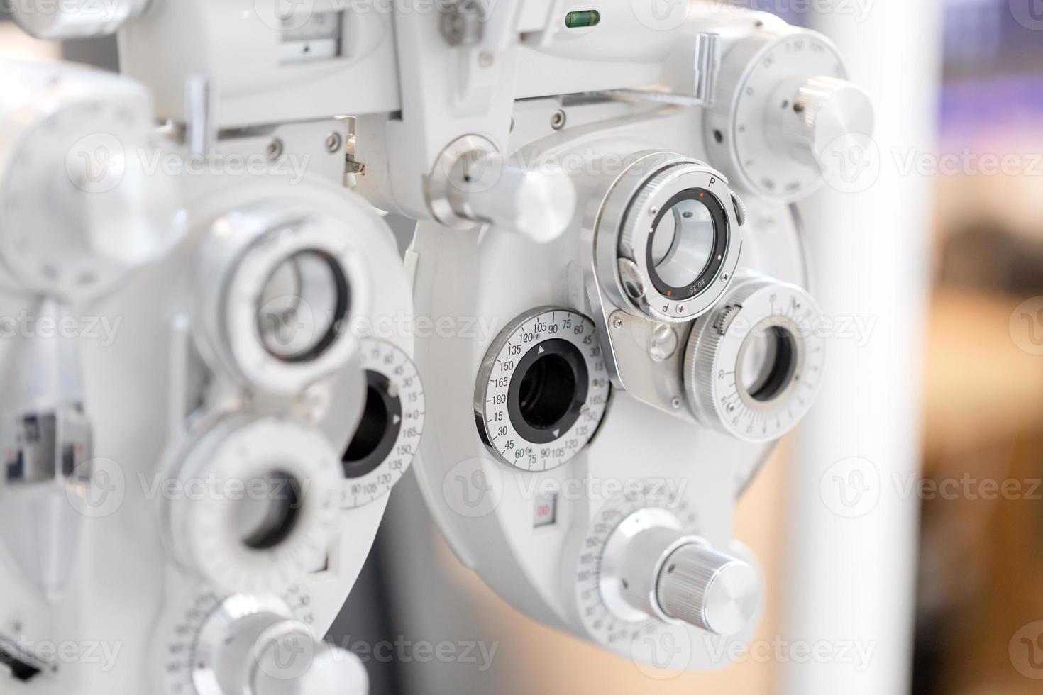 selectieve focus van phoropter gezichtsmeting testmachine in optische winkel foto