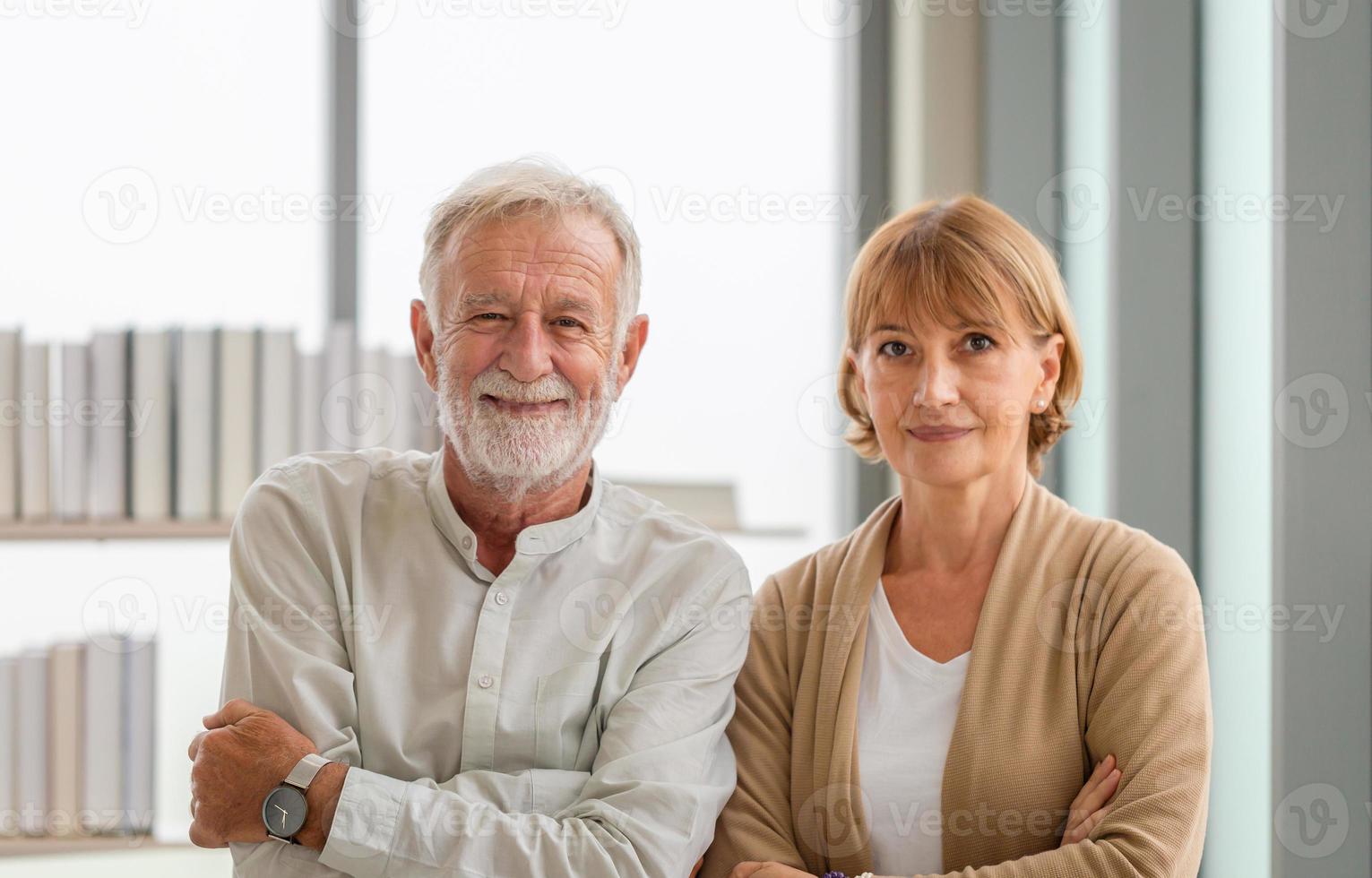 portret van een gelukkig seniorenpaar dat staat en naar de camera kijkt, een vrolijk aardig bejaarde echtpaar dat lacht terwijl ze in een goed humeur zijn, concepten voor bejaarden foto