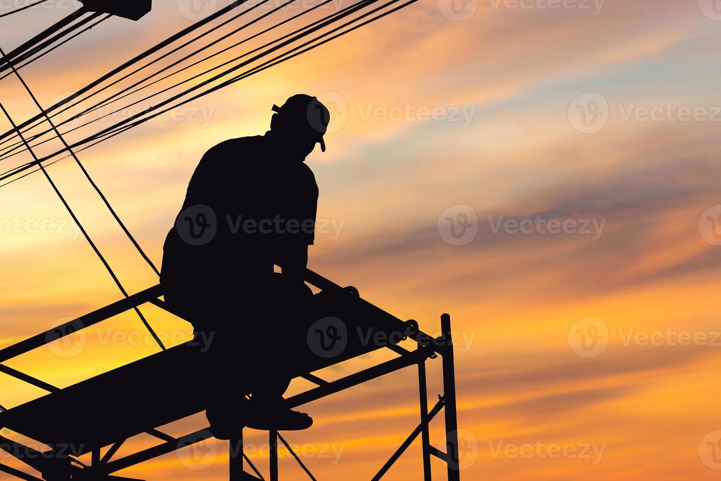 silhouet van elektricien gaat de ladder op om de verlichting naar de led-straatlantaarnpaal te controleren, technicus met uitknippad en onderhoudsserviceconcepten foto