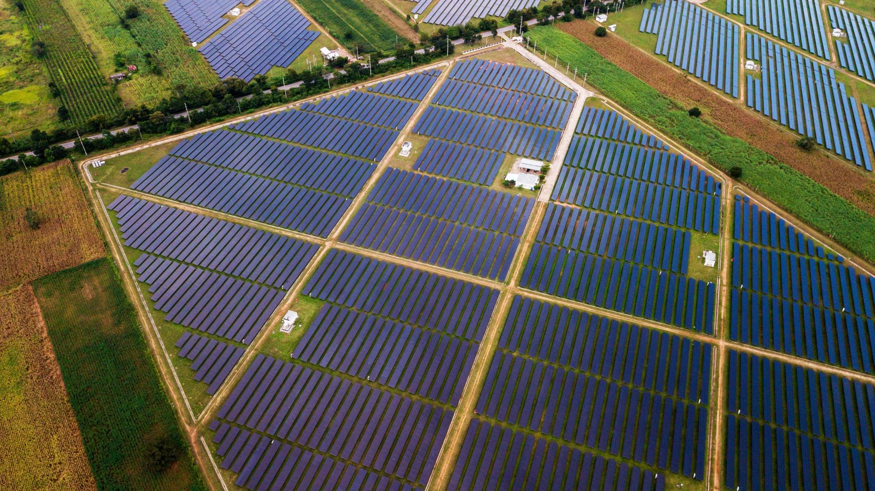 luchtfoto met zonnecelboerderij in thailand foto