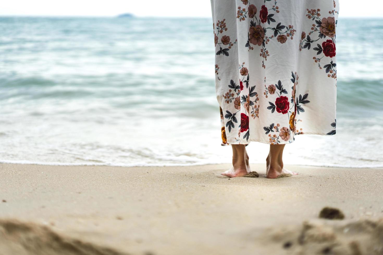 eenzame trieste vrouw op het strand foto