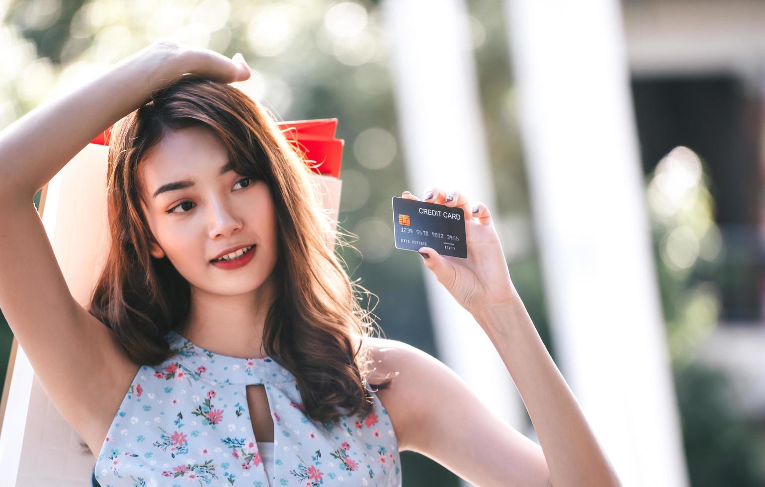 creditcard show door glimlach Aziatische jonge vrouw. foto