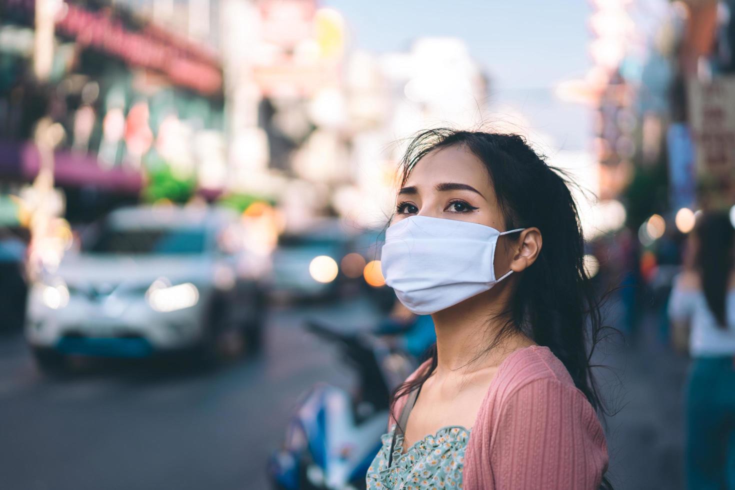 aziatische volwassen vrouw tan huid draag masker op gezicht voor nieuw normaal. foto