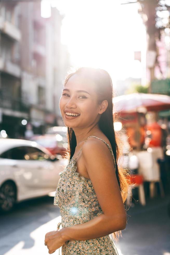 portret van gelukkige glimlach jonge volwassen Aziatische vrouw bij buiten op dag foto
