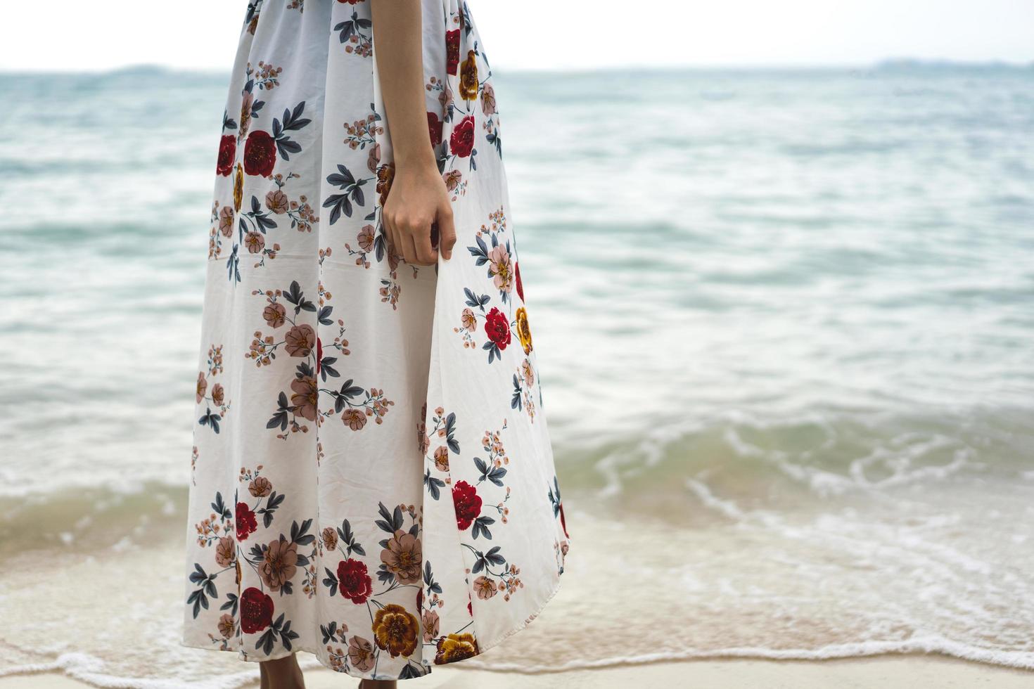 eenzame trieste vrouw op het strand foto