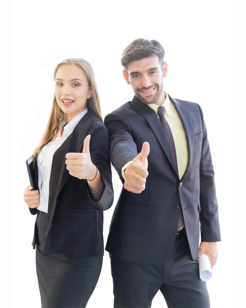 twee gelukkige zakenmannen en -vrouwen tonen duimen omhoog geïsoleerd op een witte achtergrond foto