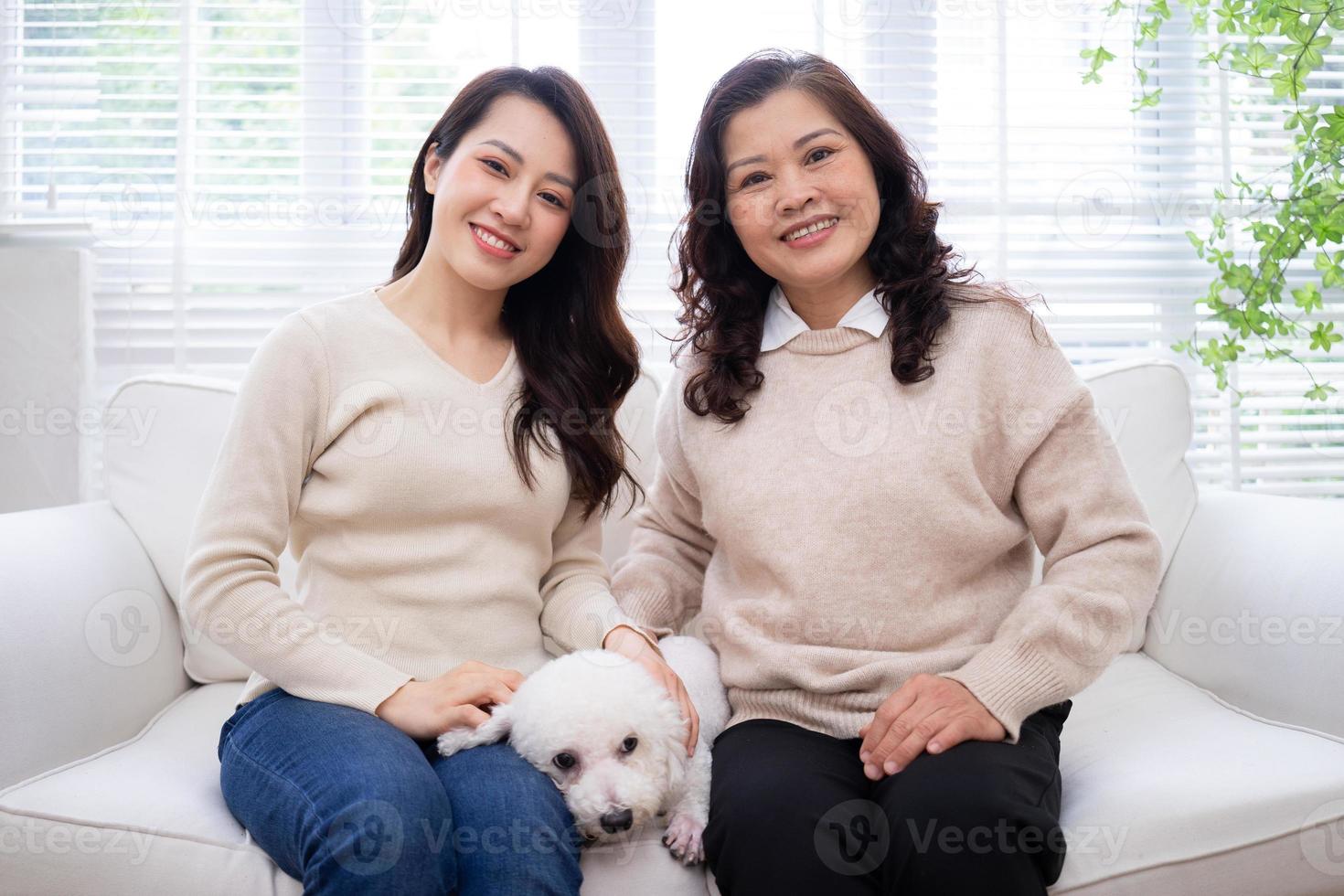 afbeelding van Aziatische moeder en dochter thuis foto
