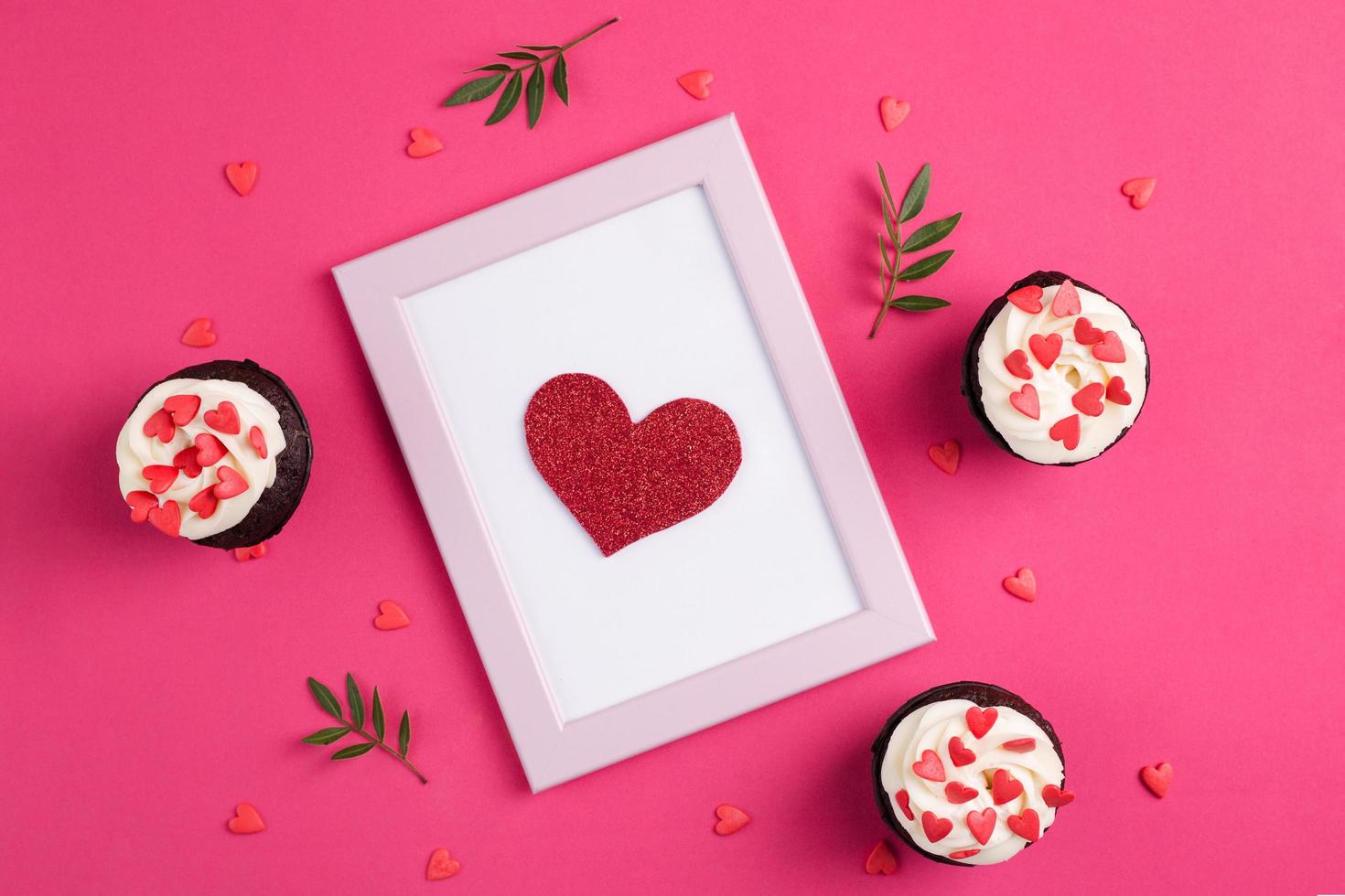 roodfluwelen cupcakes voor Valentijnsdag in een felroze setting foto