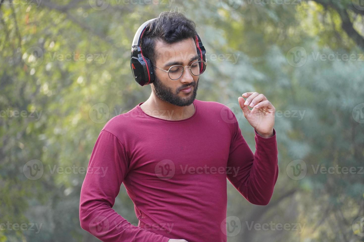 een man die naar de muziek luistert foto