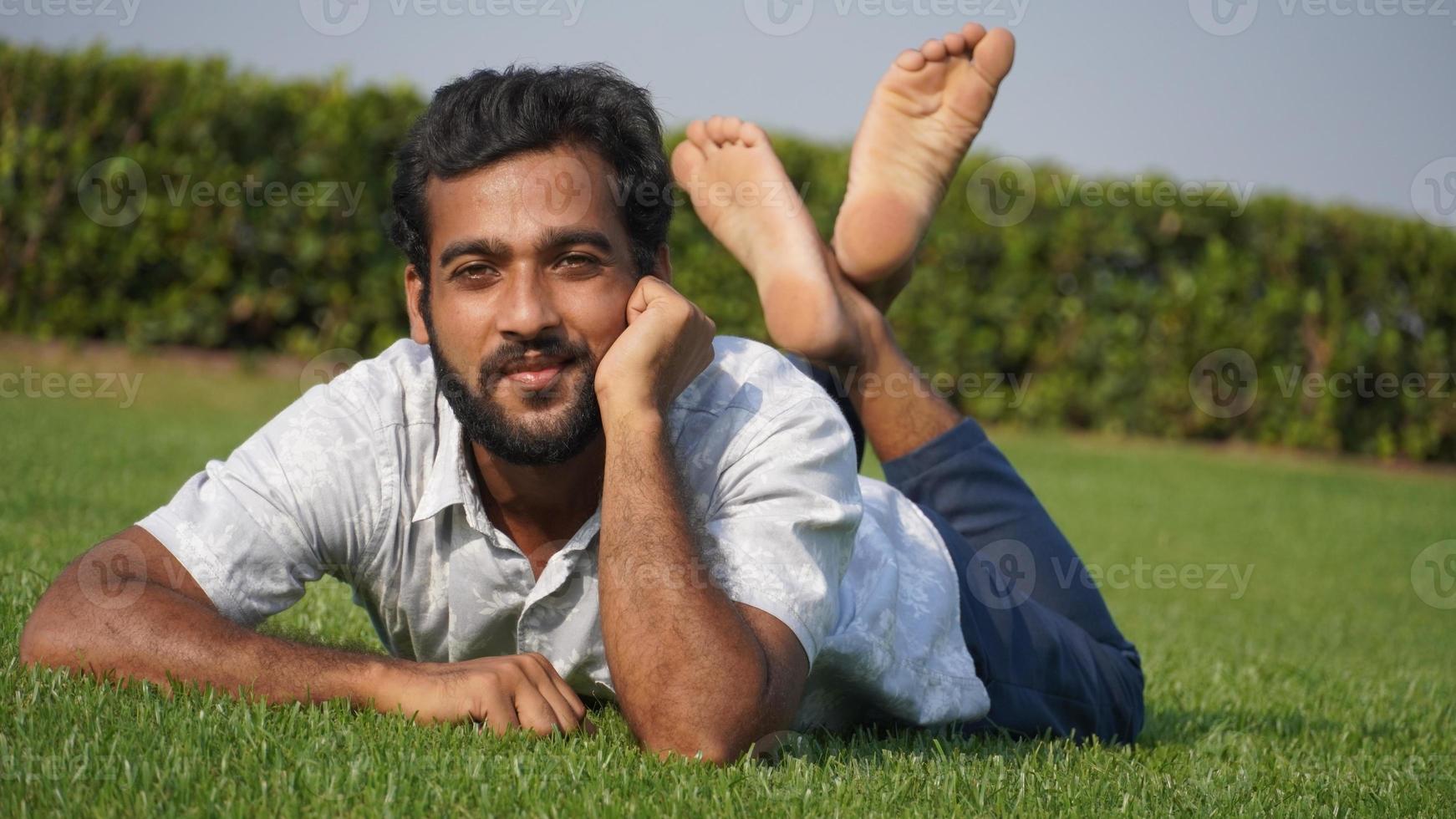 man in gras en lachend foto