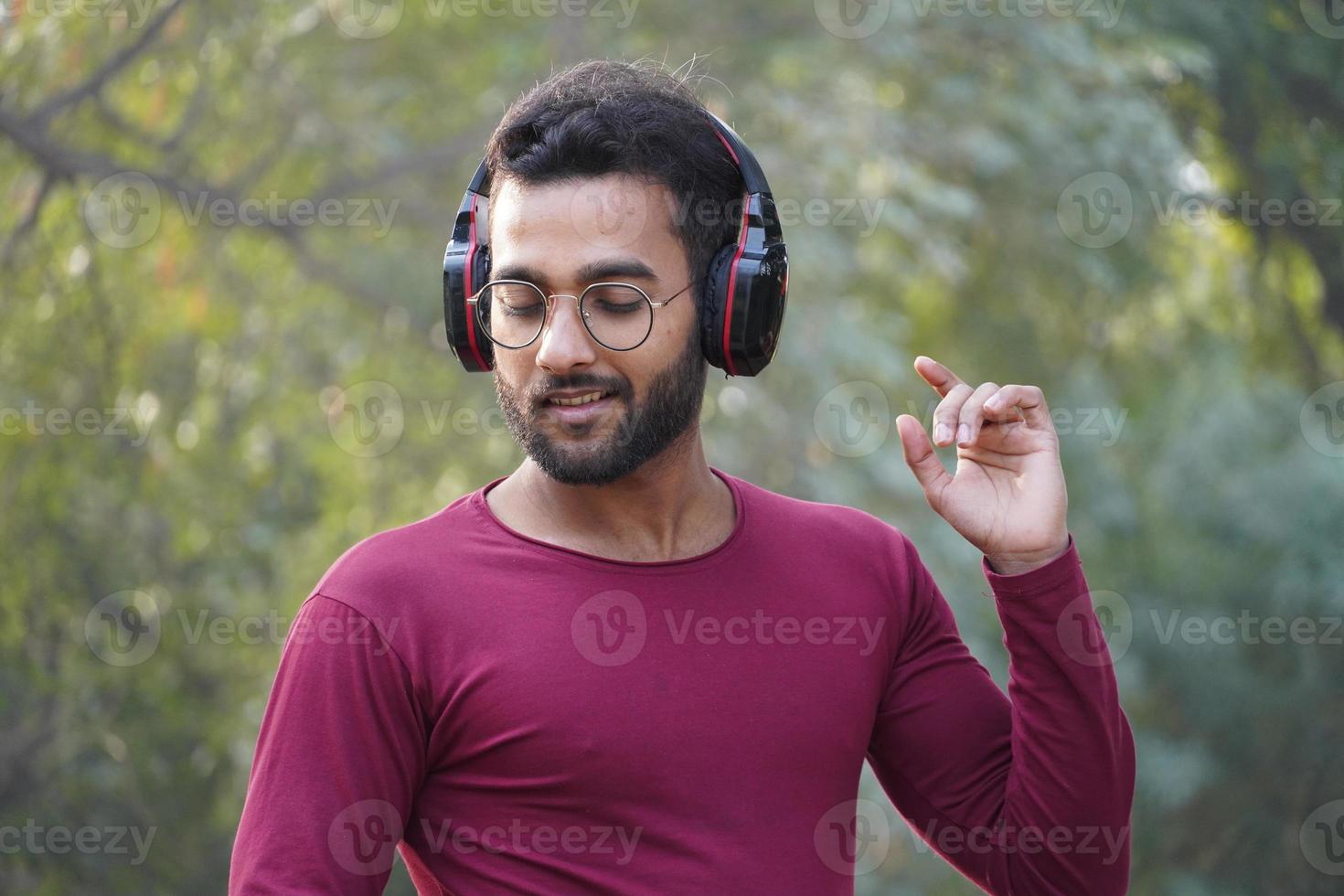 een man die naar de muziek luistert foto