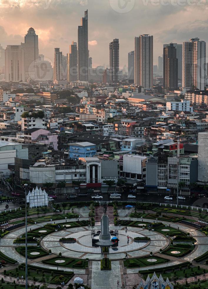 wongwianyai rotonde monument met gekroonde residentie en wolkenkrabber in het centrum van bangkok foto