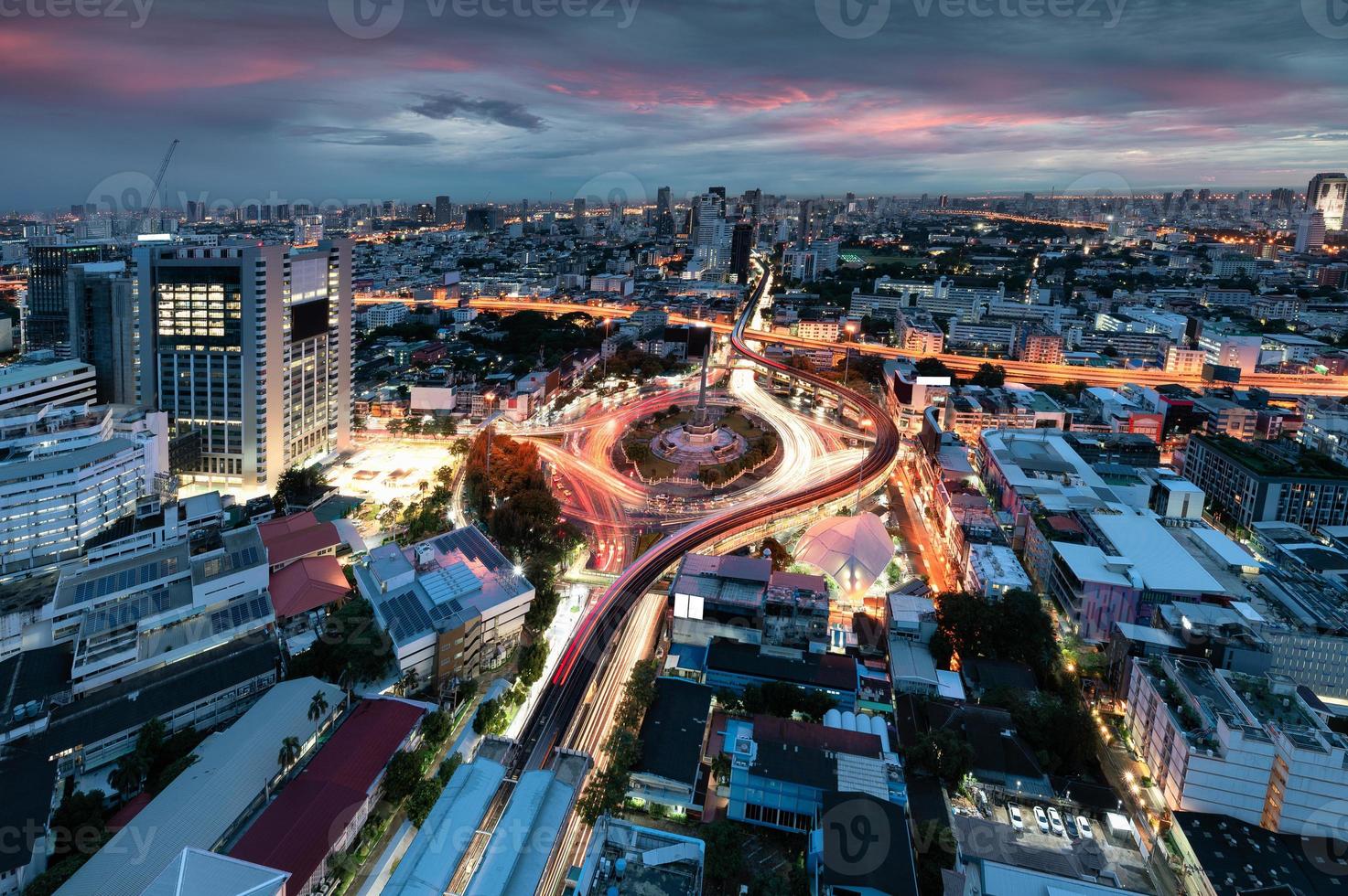 stadsgezicht van overwinningsmonument met autoverkeer op rotondeweg in bangkok, thailand foto