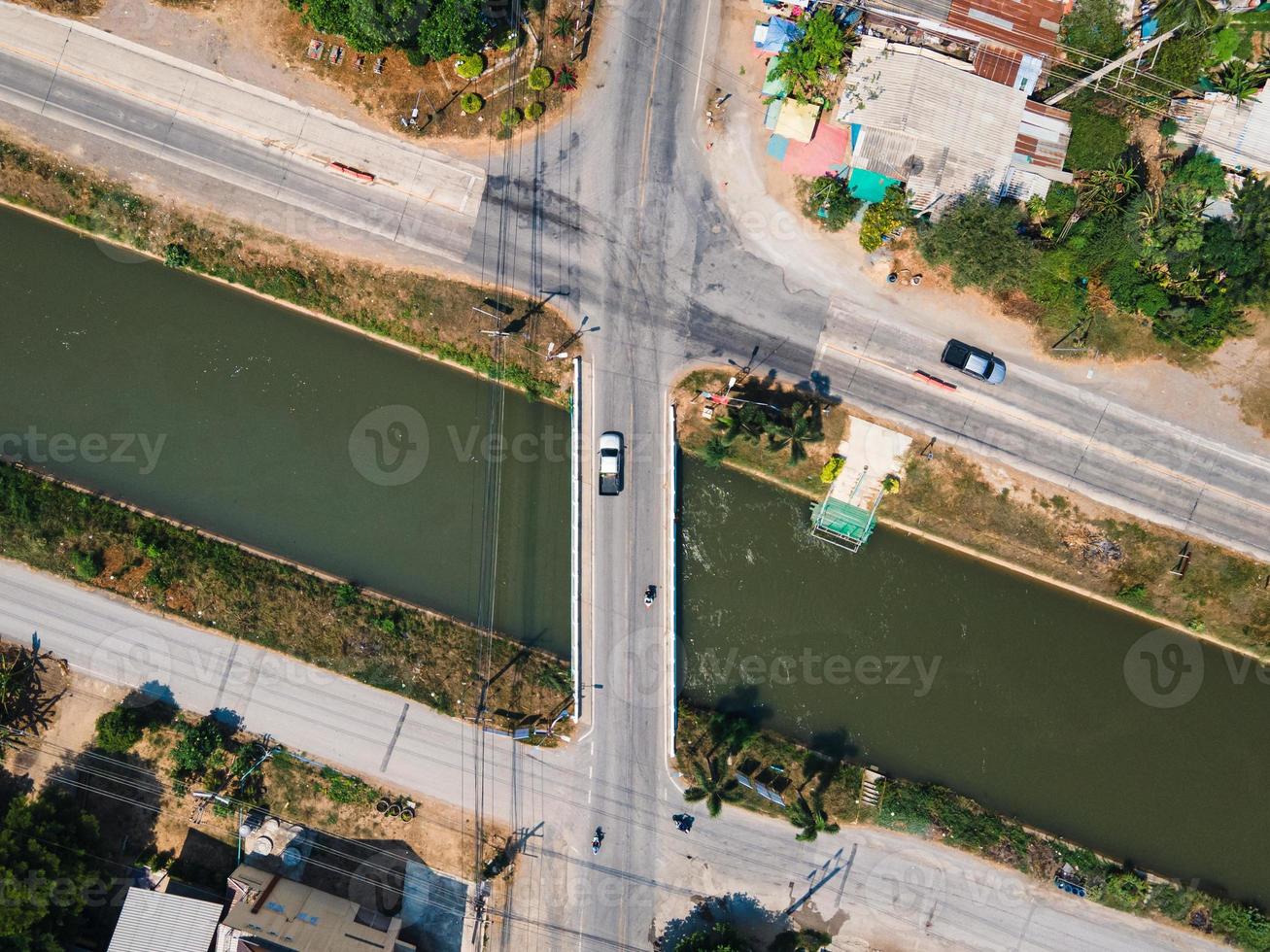 verkeer op kruisingsweg over de brug over het kanaal in landelijk dorp foto