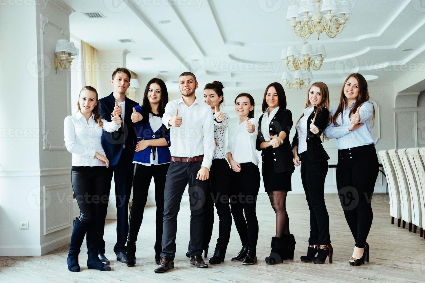 groep studenten die er gelukkig en glimlachend uitziet foto