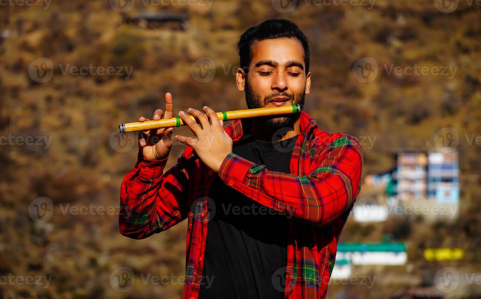 man met fluit Indiase bansuri close view afbeelding foto