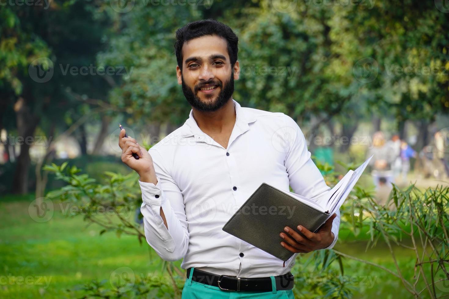 afbeeldingen van Indiase studenten in de buurt van de universiteitscampus foto