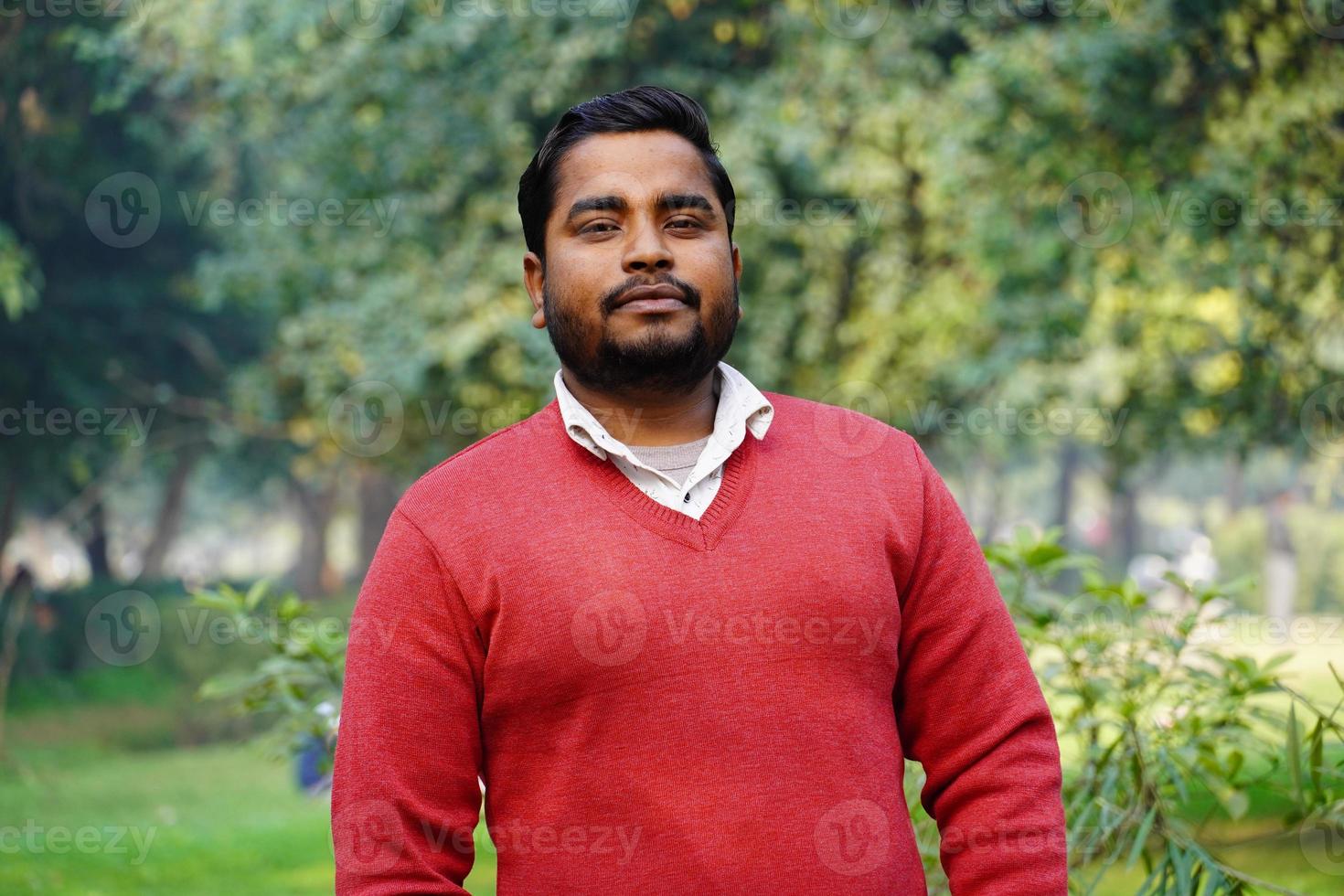 Indiase man afbeeldingen in het park voor ochtendwerk foto