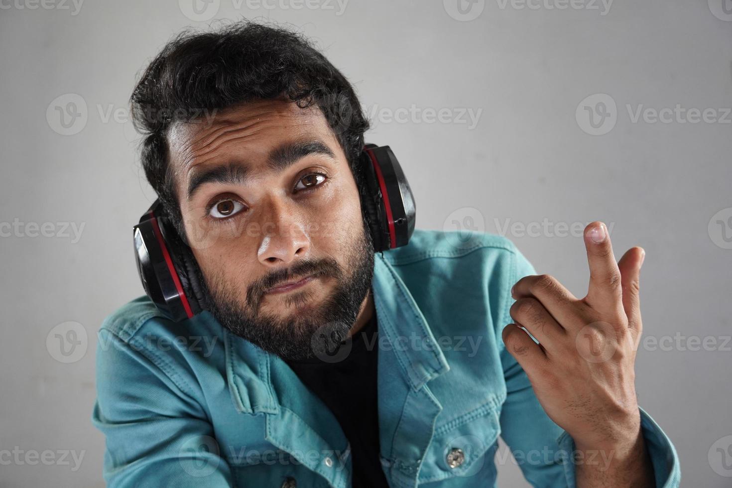 een man in een videogesprek met een koptelefoon op foto
