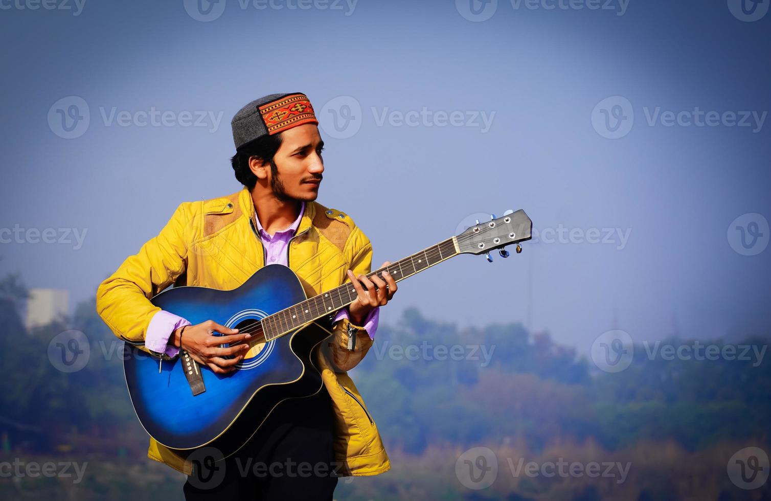 man akoestische gitaar spelen op de boot. foto