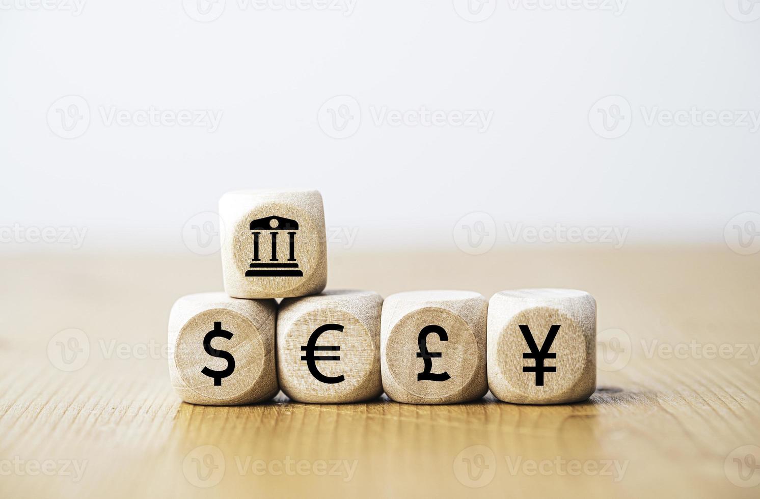 het centrale bankpictogram met de belangrijkste valutawissel omvat dollar euro yen yuan en pond sterling voor forex en geldoverdrachtconcept. foto