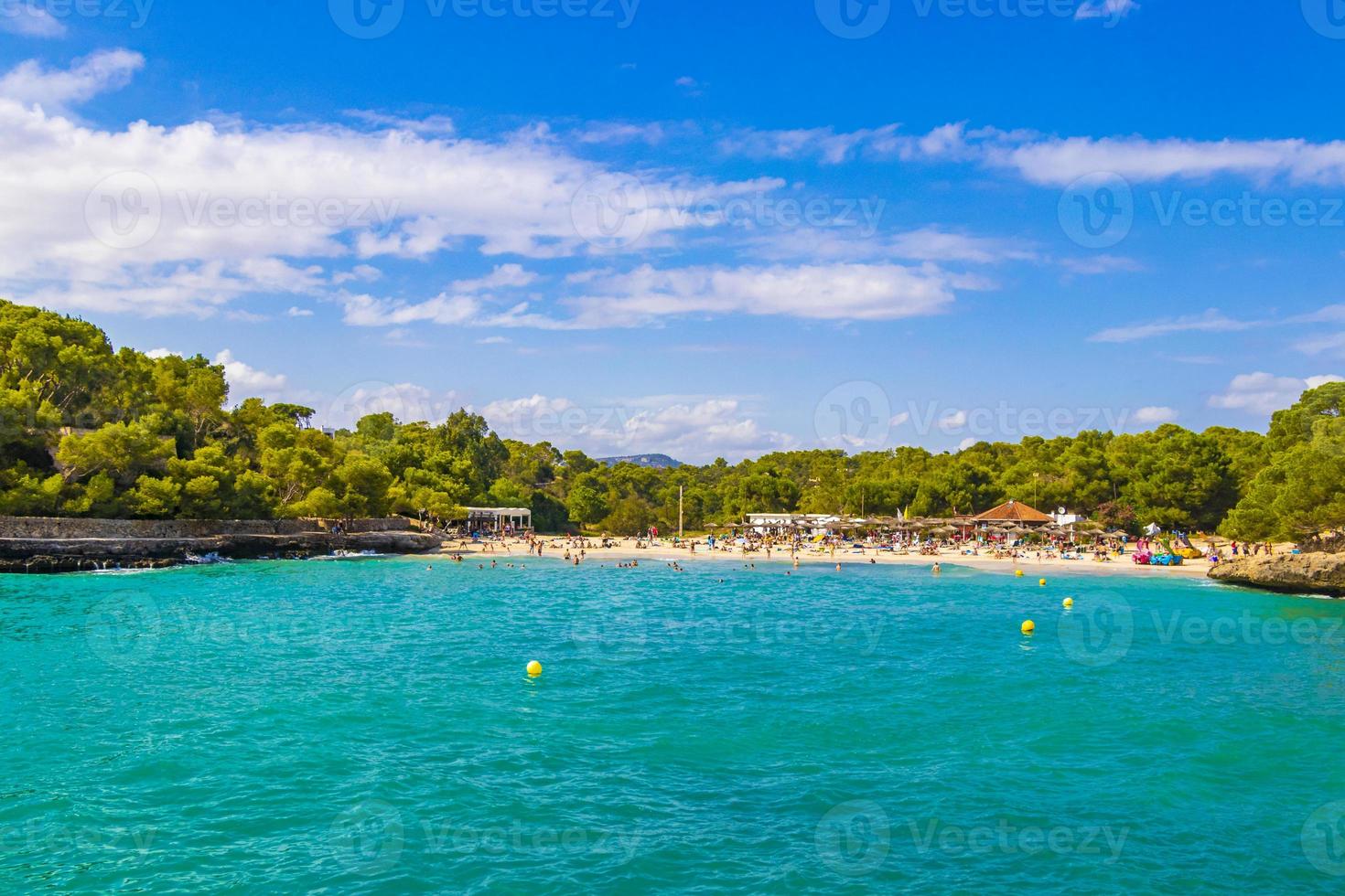 turquoise strand ses fonts de nalis baai mallorca spanje. foto