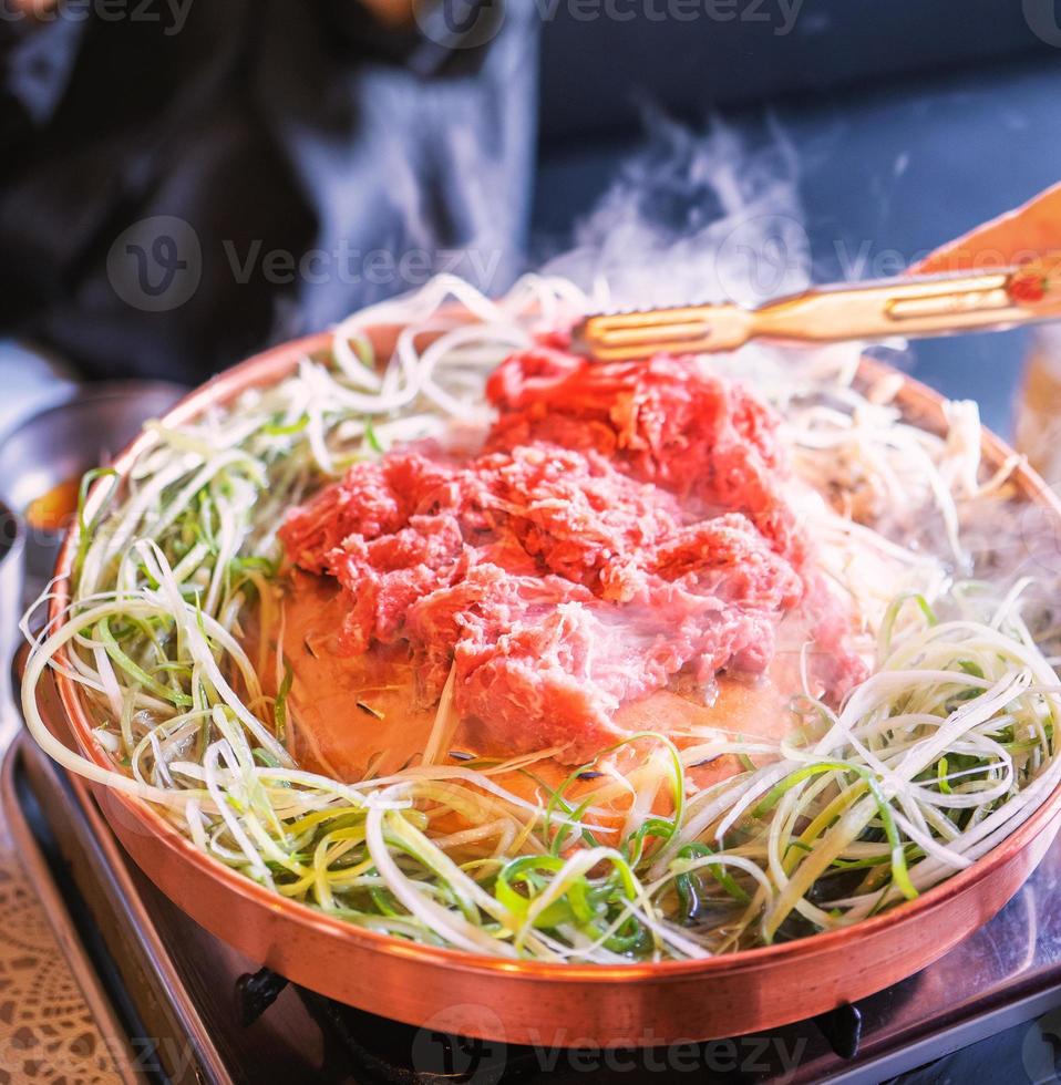 rundvlees barbecue bulgogi in zuid-korea restaurant in seoul, lifestyle verse koreaanse keuken op koperen pan met gesneden grill, close-up, kopieer ruimte foto