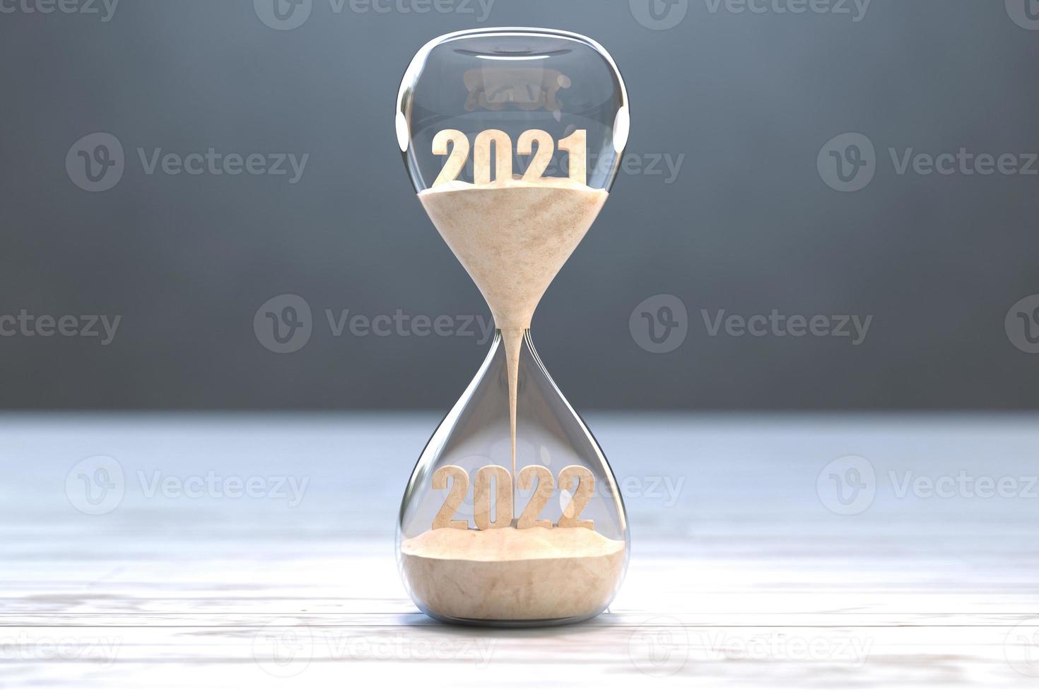 nieuwjaar 2022, de tijd van 2021 raakt op in de zandloper. foto