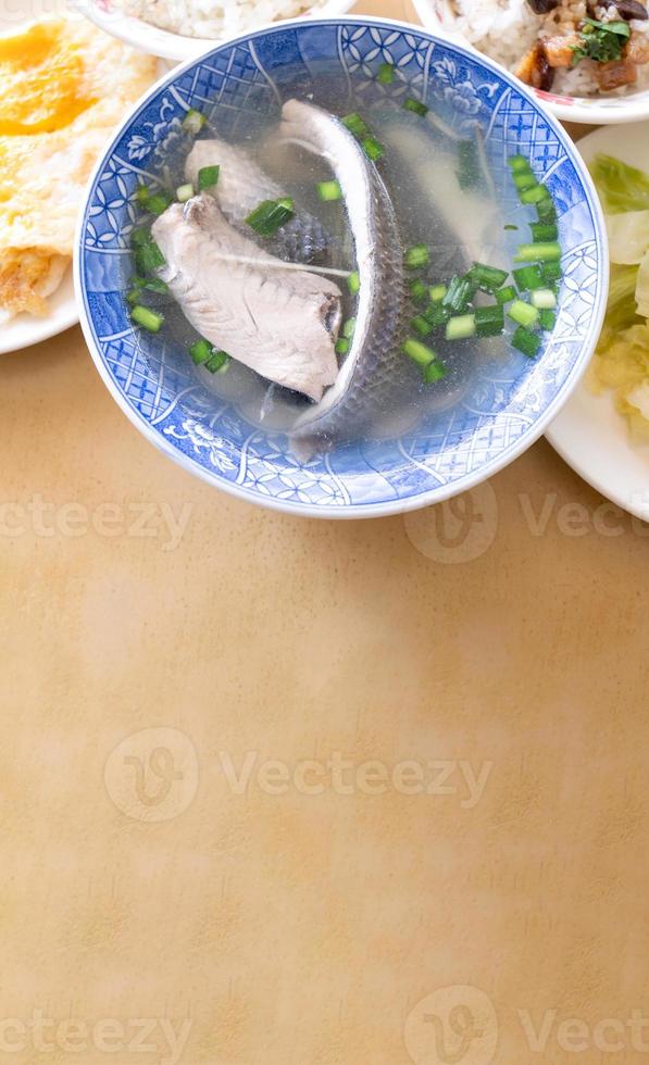 Zandvissoep, kenmerkende Taiwanese delicatesse in tainan. beroemde maaltijdset voor lunch of ontbijt met groente, bovenaanzicht, kopieerruimte, close-up foto