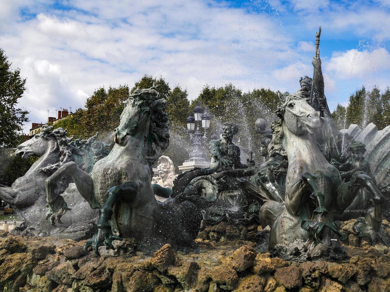 monument voor de girondins in place des quincones bordeauxbordeaux, frankrijk, 2016. foto