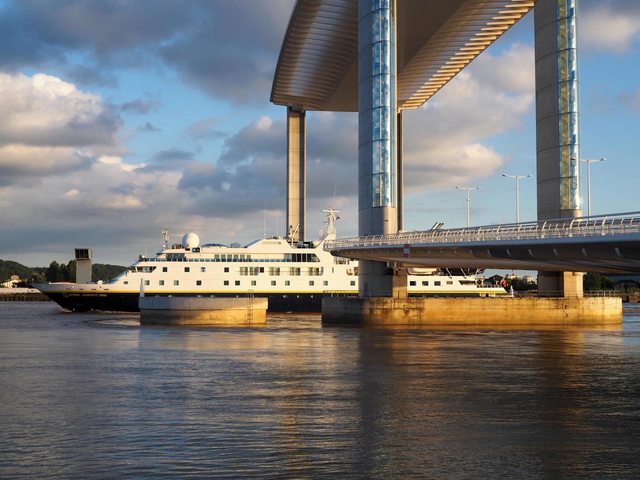 bordeaux, frankrijk, 2016. nieuwe ophaalbrug jacques chaban-delmas over de rivier de garonne in bordeaux foto