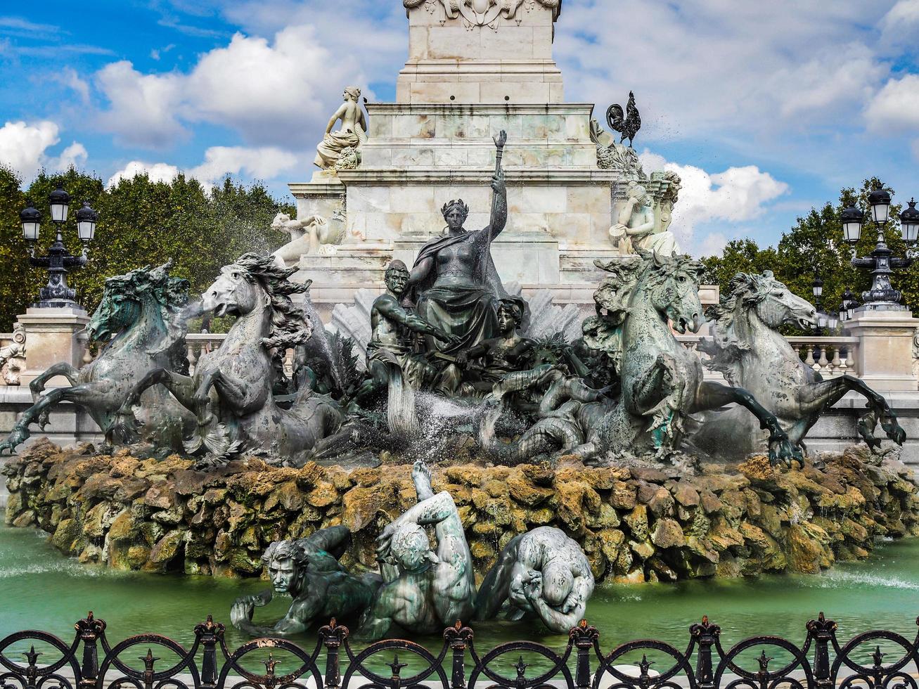 monument voor de girondins in place des quincones bordeauxbordeaux, frankrijk, 2016. foto