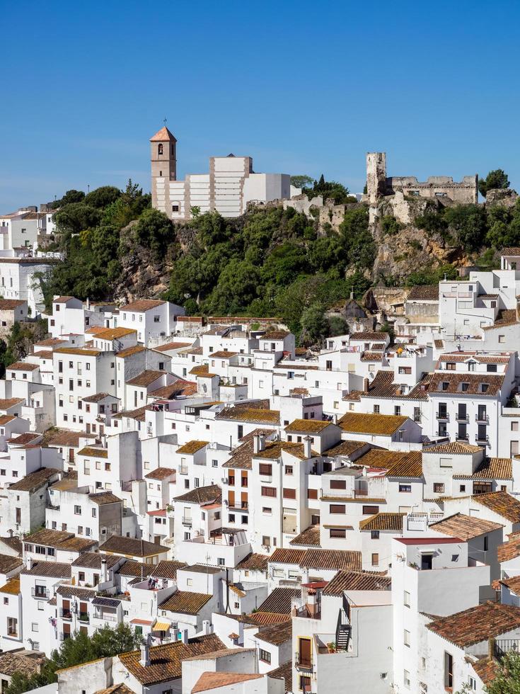 casares, andalusië, spanje, 2014. zicht op casares in spanje op 5 mei 2014 foto