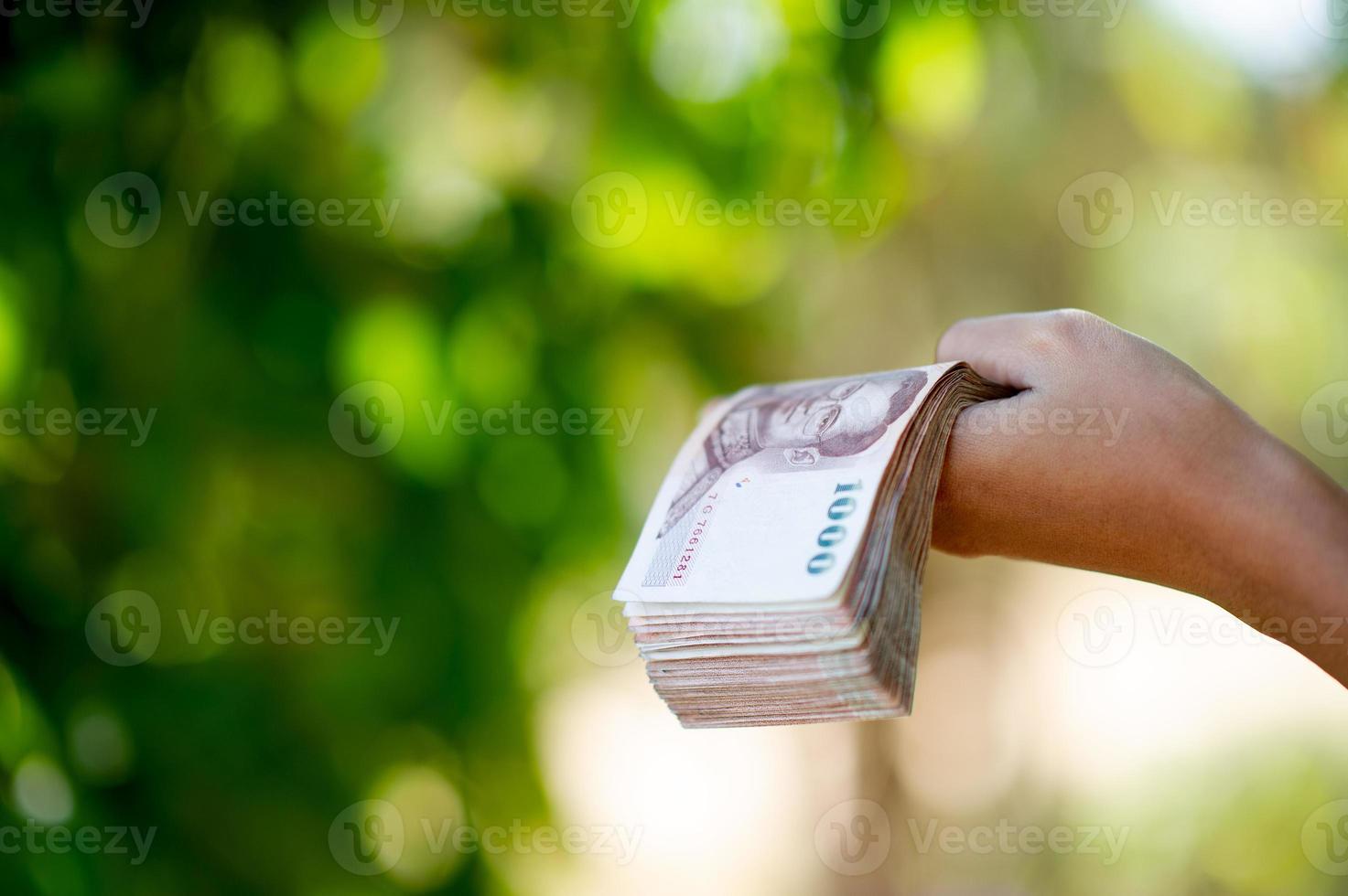 close-upfoto's en bankkaarten die worden gebruikt voor zakelijke aankopen en aankopen bij het wisselen van valuta. hand en geld concept foto