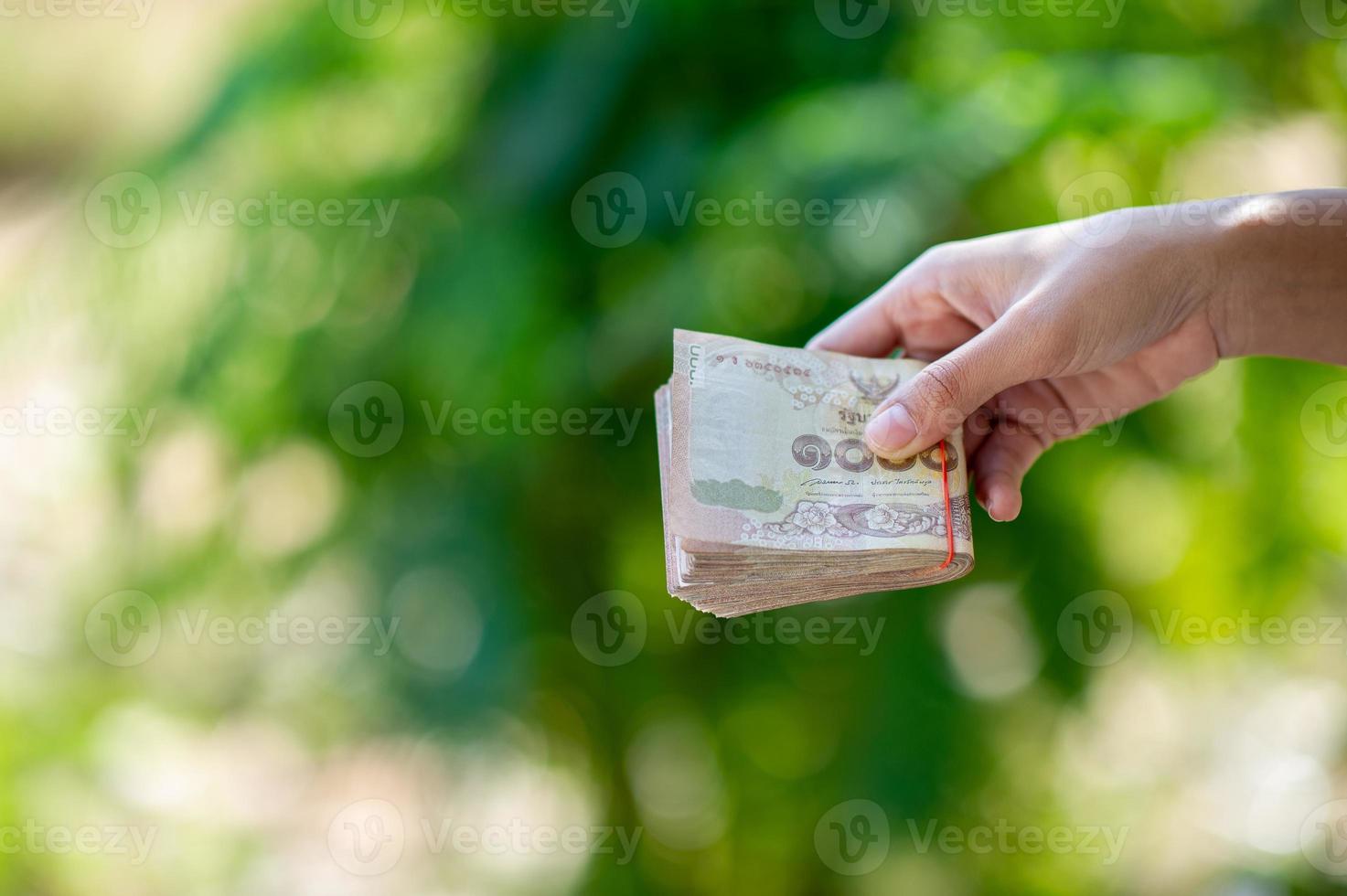 close-upfoto's en bankkaarten die worden gebruikt voor zakelijke aankopen en aankopen bij het wisselen van valuta. hand en geld concept foto