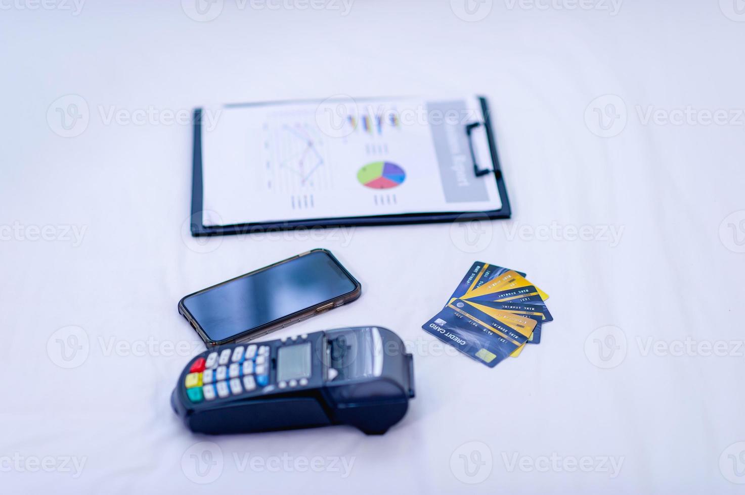 grafieken en creditcards geplaatst op een witte achtergrond bedrijfsplanningsconcepten met goede planning foto