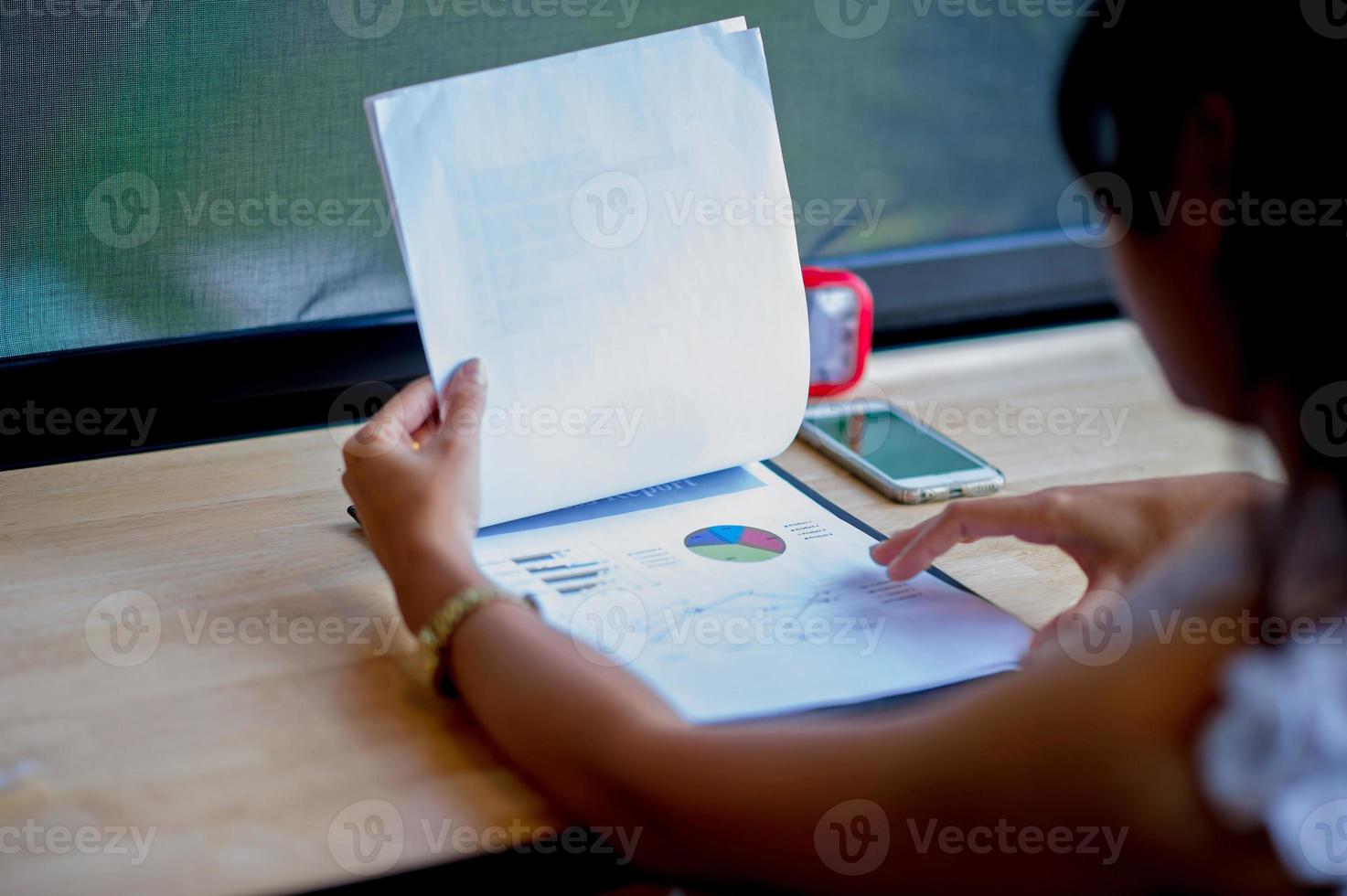 hand- en grafiekgrafiek zakelijke grafiekanalyse van succesvolle zakenlieden bedrijfsconcept foto