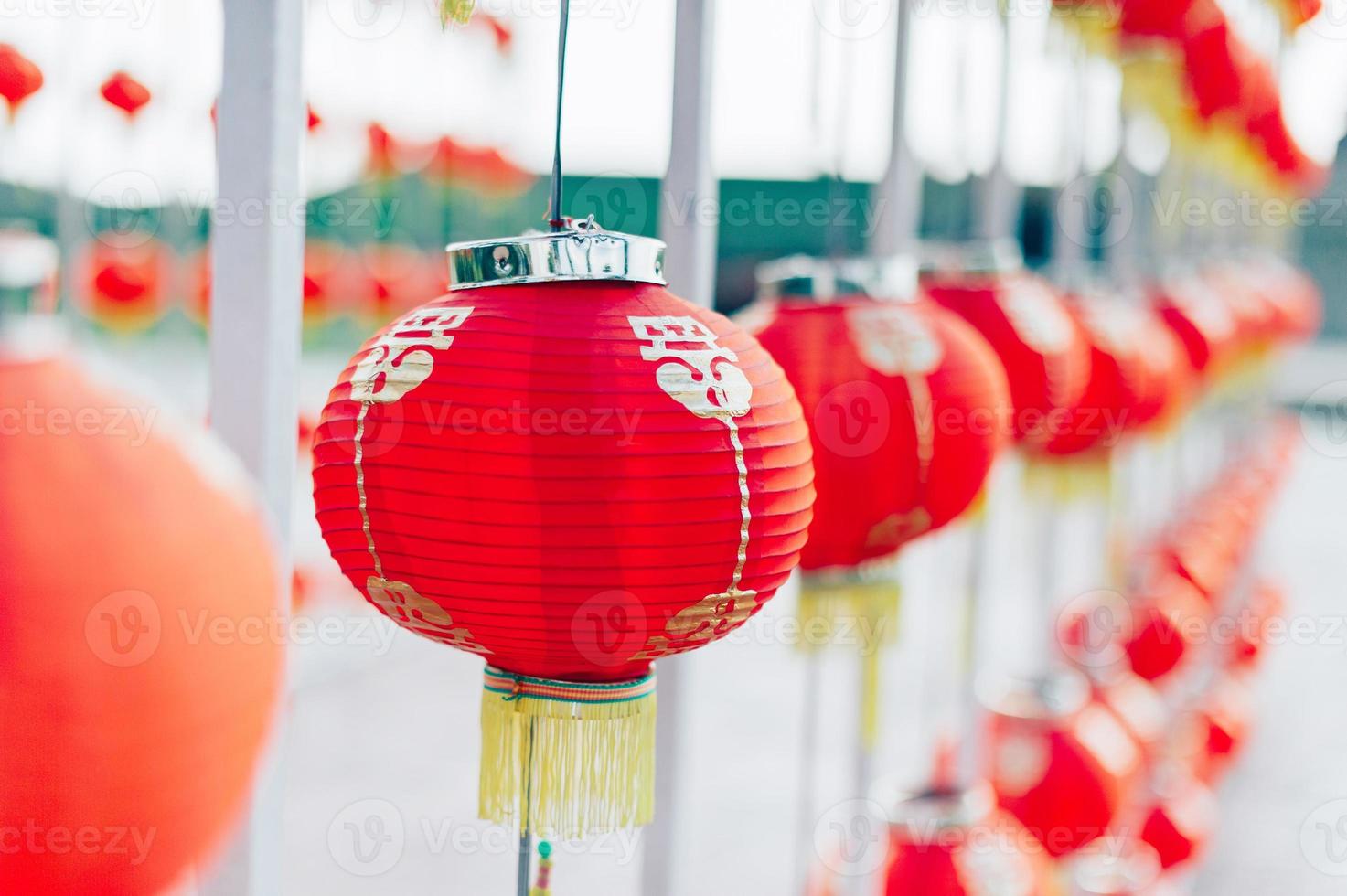 lamp chinees nieuwjaar in het chinese land felle kleuren in rood chinees nieuwjaar concept foto