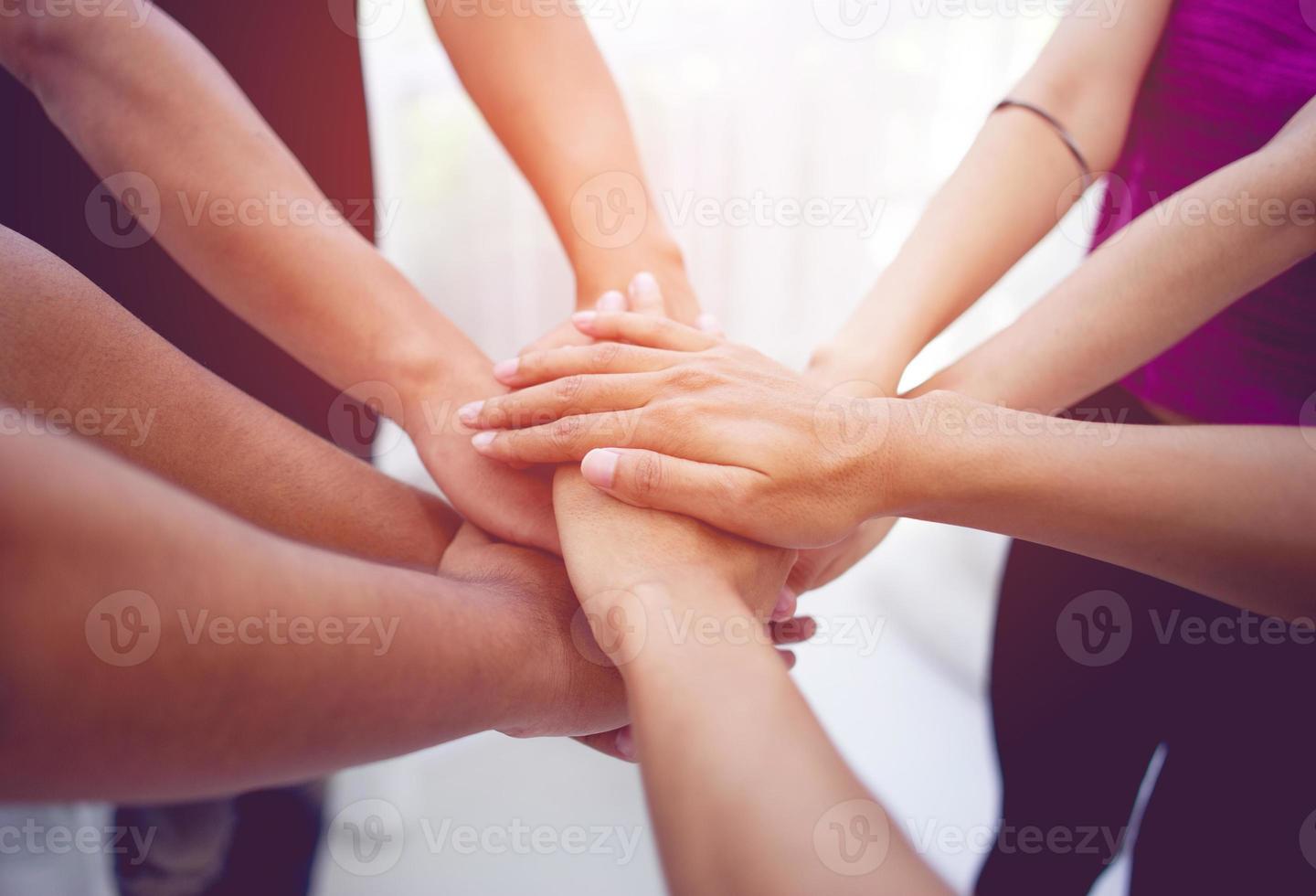 teamwork handen verenigen zich met kracht is een goed team van succesvolle mensen teamwerkconcept foto
