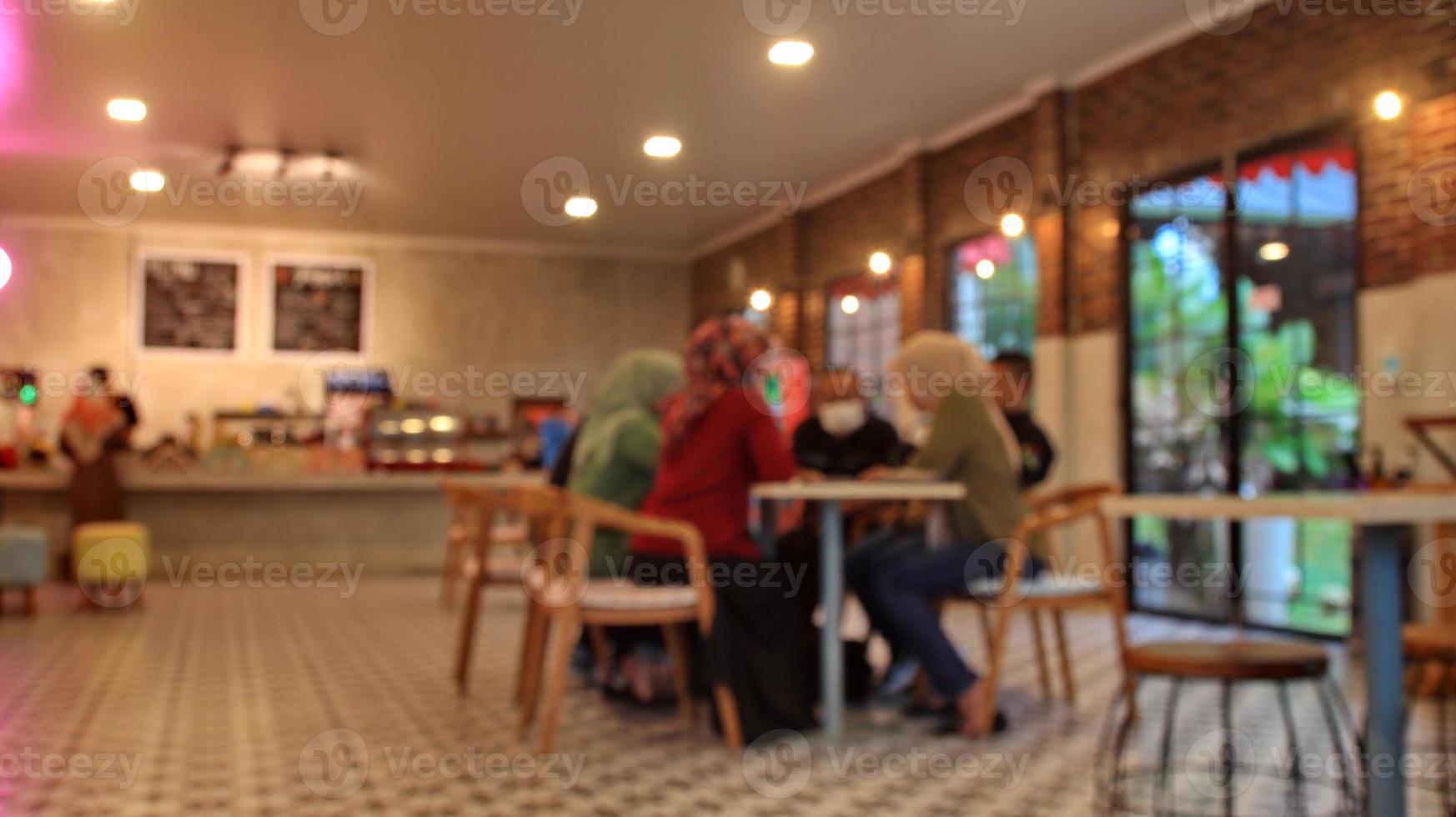 mensen vervagen in buffetrestaurantruimte foto