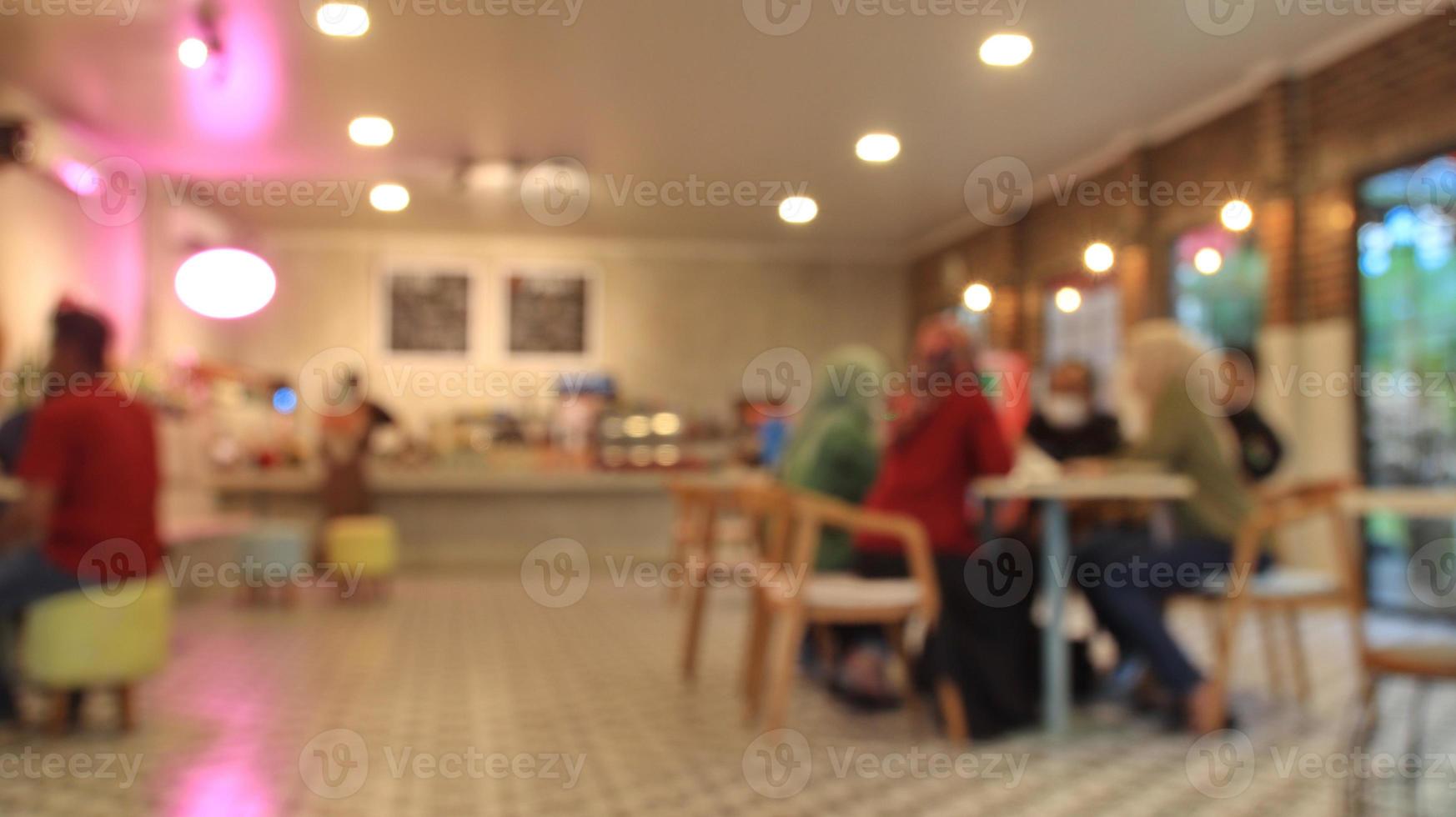mensen vervagen in buffetrestaurantruimte foto