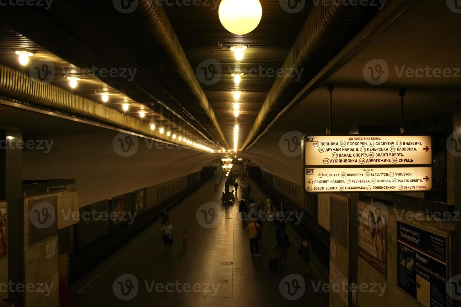 oude metrolichten en bewegwijzering in de metro van Kiev foto