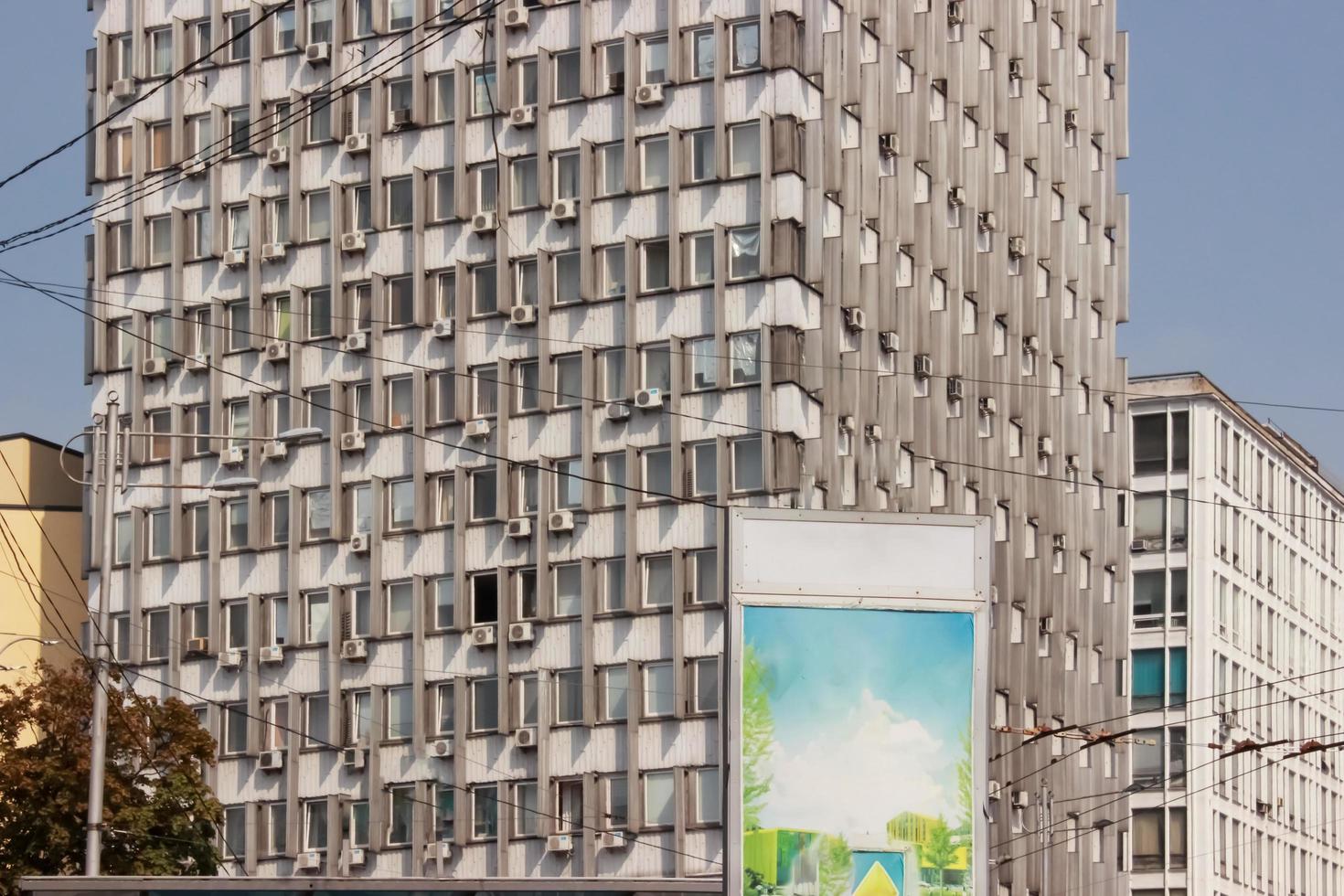 oude historische gebouwen in de stad met borden en verkeerslichten in kyiv foto