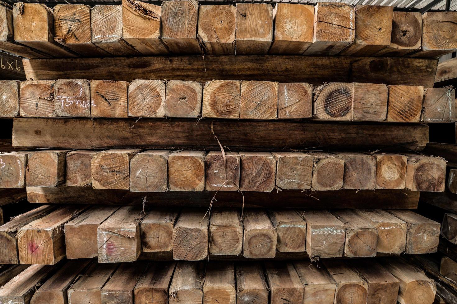 de groep houten pallet in de fabriek. pallet is een druk zelfstandig naamwoord, maar het is voornamelijk een plaat of frame van hout dat wordt gebruikt om dingen te dragen. het meest voorkomende type pallet is het type dat wordt gebruikt om vracht te verplaatsen. foto