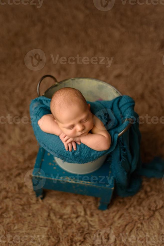 mooie pasgeboren baby die haar handen op haar gezicht rust foto