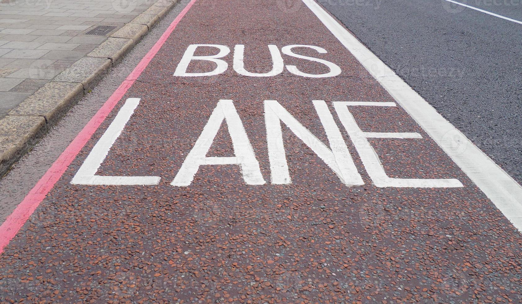 busbaan verkeersborden op asfalt foto