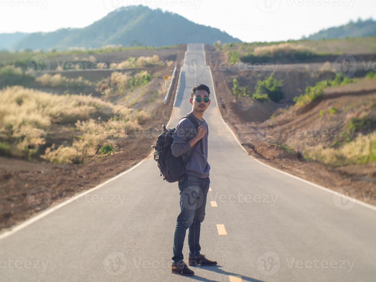 man op de weg foto