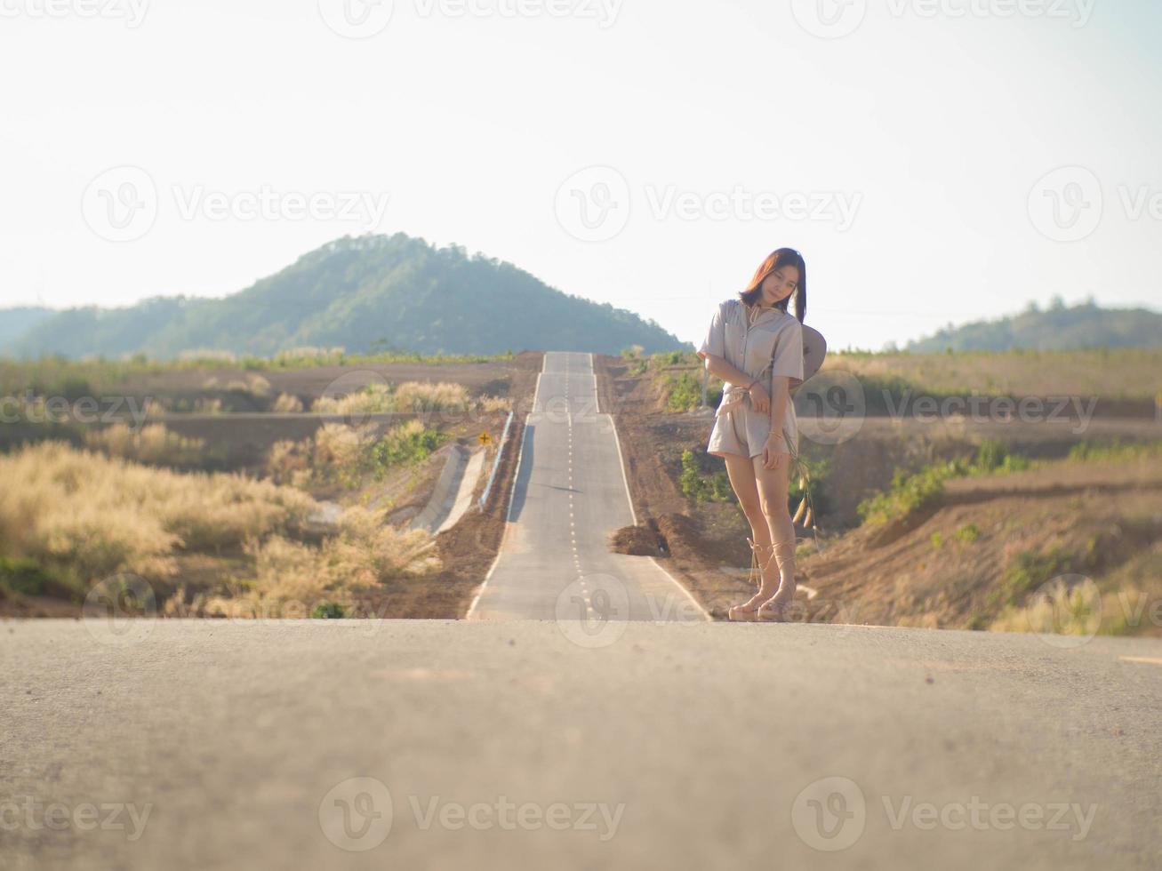 vrouw op de weg foto